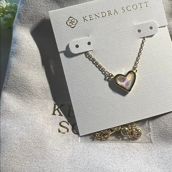 Kendra Scott Ari Heart Gold Pendant Necklace in Ivory Mother-of-Pearl - Picture 4 of 4